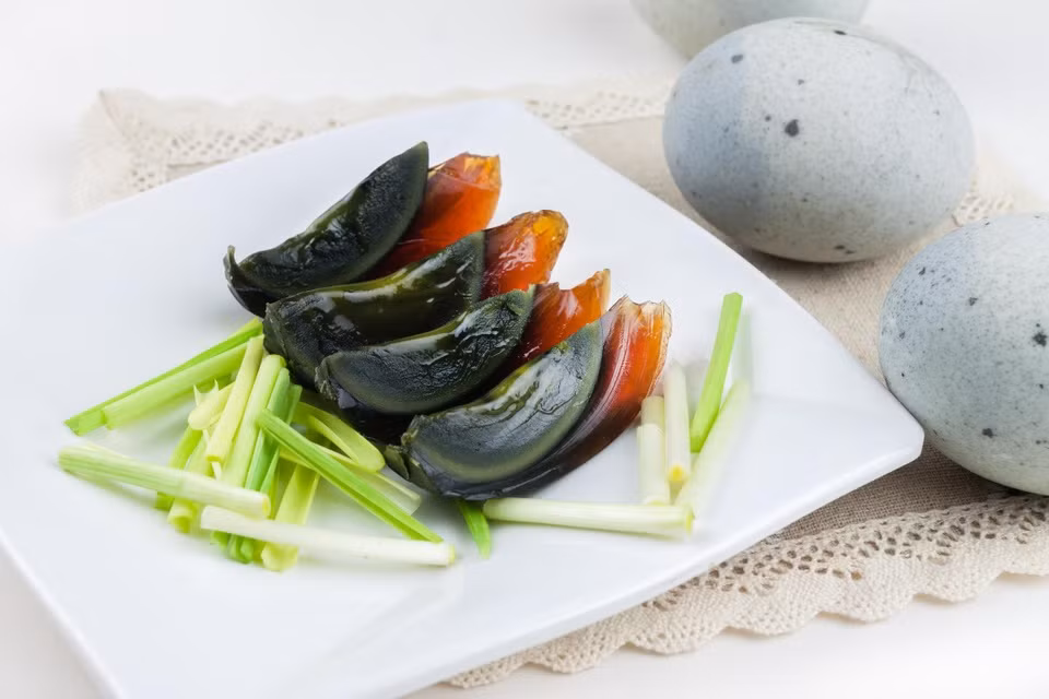 Phương pháp bảo quản này, được gọi là "pidan" hoặc "trứng thế kỷ", có thể tạo ra những quả trứng có màu đen và dạng sền sệt, có mùi thơm hắc và vị mặn, đậm đà.