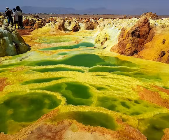 Với điều kiện tự nhiên khắc nghiệt như vậy, tưởng chừng Dallol sẽ không có một bóng người nhưng trái lại, người Afar lại chơi Dallol làm nơi sinh sống. Để có thể thích ứng với cái nóng ở Dallol, người Afar đã tạo ra 1 loại sơn đặc biệt có thể phản chiếu ánh nắng mặt trời. Họ chờ tới khi ban đêm, trời mát hơn sẽ di chuyển quanh vùng để thu thập muốn.