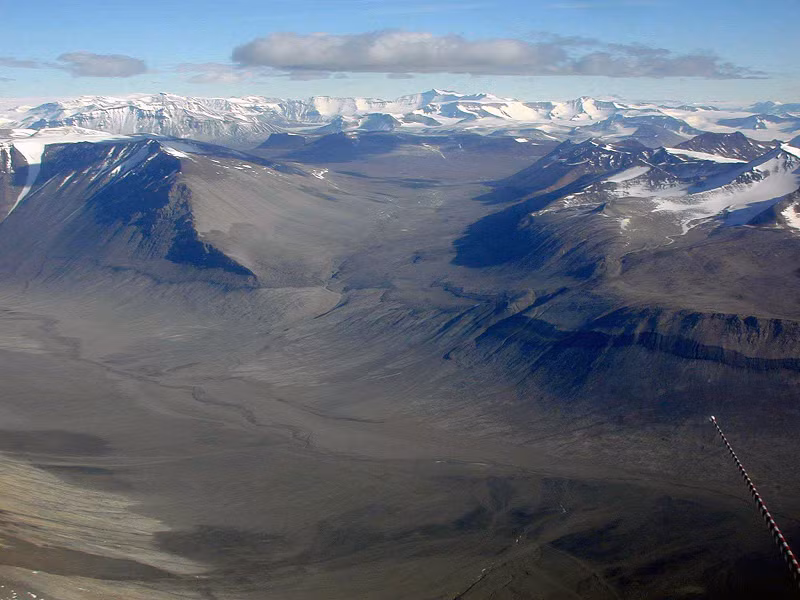 2. Thung lũng Khô Dry Valleys: Nơi khô hạn nhất hành tinh không phải là sa mạc Sahara mà là Thung lũng Khô Dry Valleys ở Nam cực khi mà nơi này đã không có mưa trong suốt 2 triệu năm.