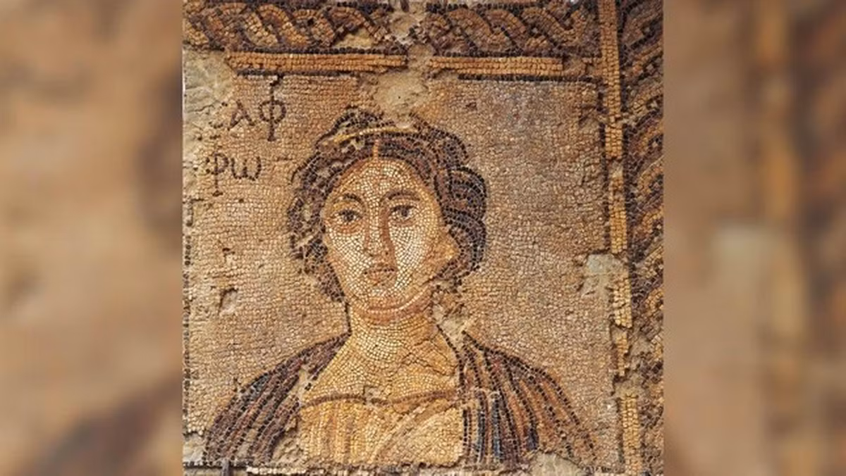 10. Những bài thơ đã mất của nữ thi sỹ Sappo: Nhà thơ trữ tình Hy Lạp Sappho, sống ở thế kỷ thứ bảy trước Công nguyên, được người Hy Lạp cổ đại đánh giá cao và họ coi bà là một trong những nhà thơ xuất sắc nhất. Những bài thơ của Sappho được cho là một trong những kho báu quý nhất thế giới. Thật không may, rất ít bài thơ của bà còn tồn tại, trong đó có bài thơ về người anh em của bà và bài thơ nói về tình yêu đơn phương.