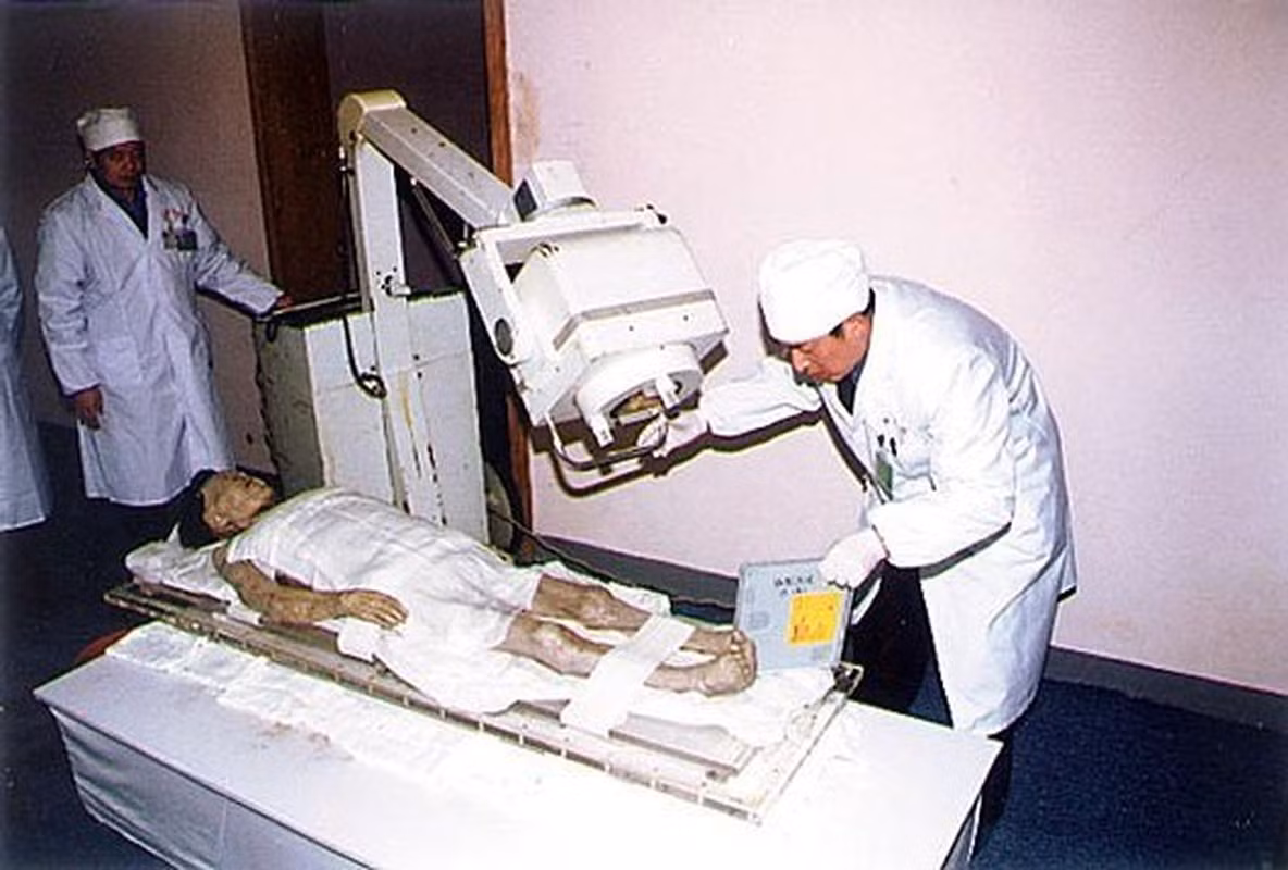 Tiếp đến, xác ướp Tân Truy phu nhân được đặt trong 4 quan tài xếp lồng vào nhau theo kích thước giảm dần. Để không khí và nước không lọt vào bên trong hủy hoại xác ướp và những đồ tùy táng, ngôi mộ được người xưa phủ bằng than.