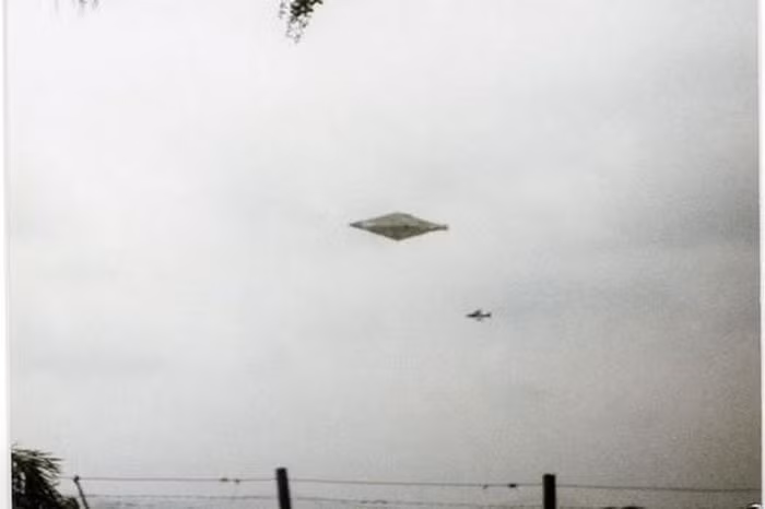 Chấn động danh tính của người chụp “bức ảnh UFO đẹp nhất“ lịch sử Chan dong danh tinh cua nguoi chup “buc anh UFO dep nhat“ lich su