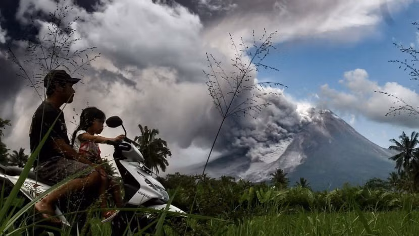 Năm 2010, núi lửa Merapi phun trào khiến hơn 300 người thiệt mạng và 280.000 người phải sơ tán. Lần phun trào mạnh nhất của núi lửa Merapi diễn ra năm 1930 đã cướp đi sinh mạng của 1.300 người.