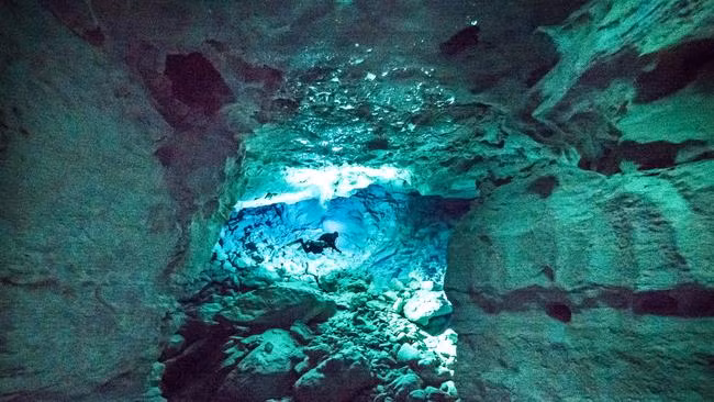 Tuy nhiên, người dân nơi đây vẫn kháo nhau rằng “hang động cười” là hang của người ngoài hành tinh vì sự sống bí ẩn khó lý giải này.