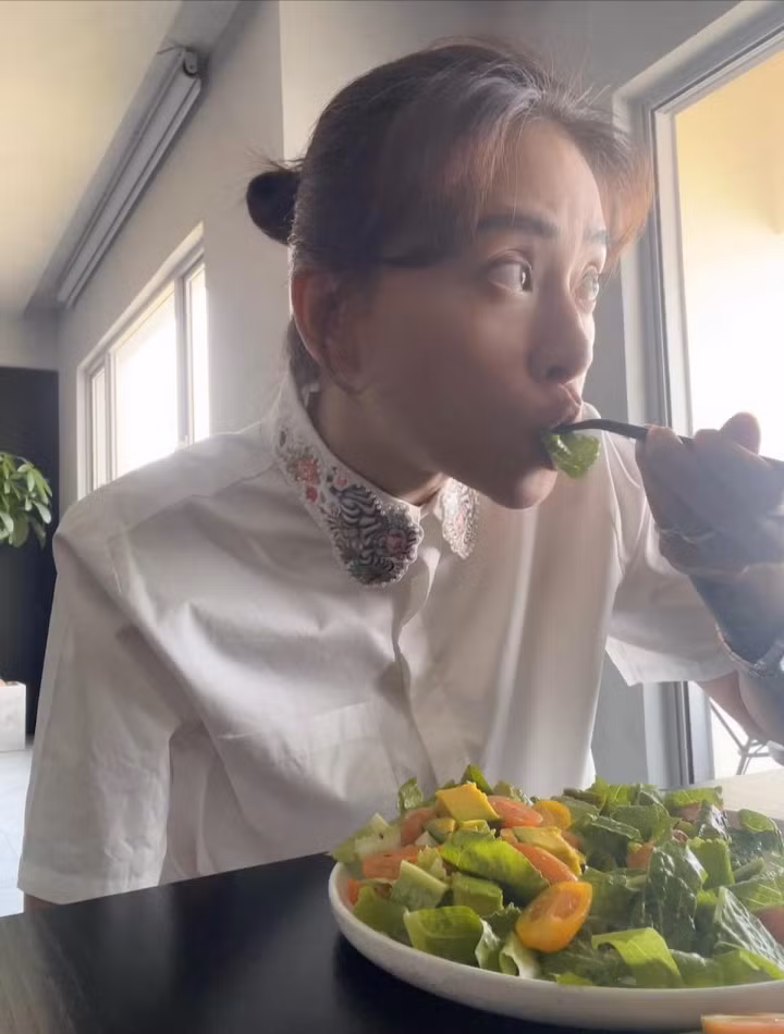 Ăn nhiều rau xanh, tập thể dục và trang phục không cầu kỳ, chủ yếu đơn sắc là bí quyết giúp Ngô Thanh Vân trông trẻ hơn tuổi.