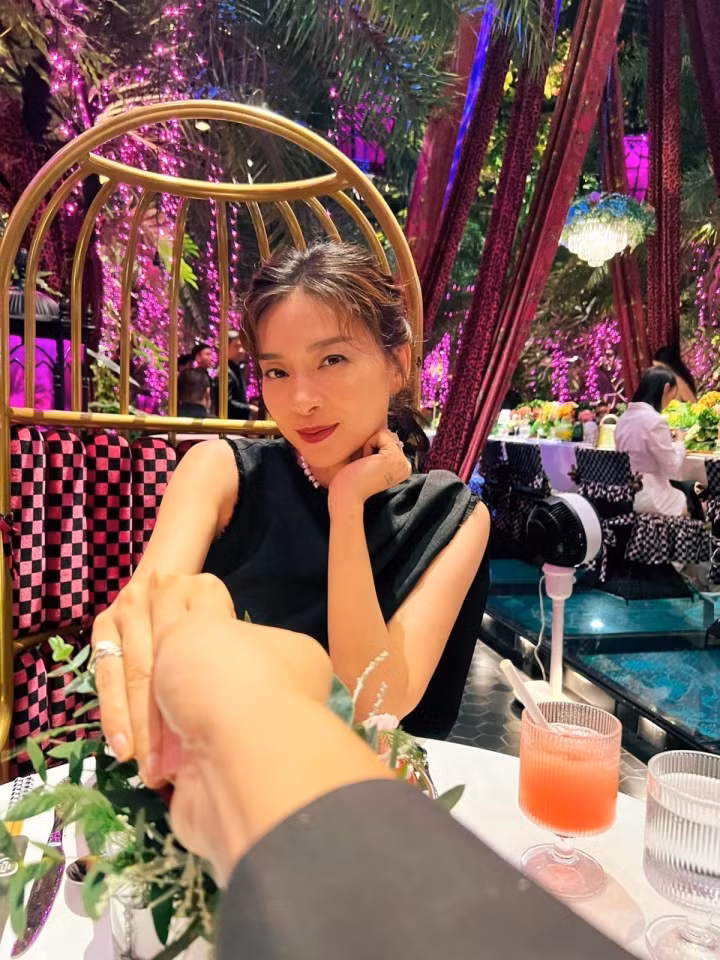 Khi đi dự tiệc, người đẹp vẫn trung thành với phong cách tối giản: hạn chế trang sức, đầm đen và tóc vấn đơn giản.