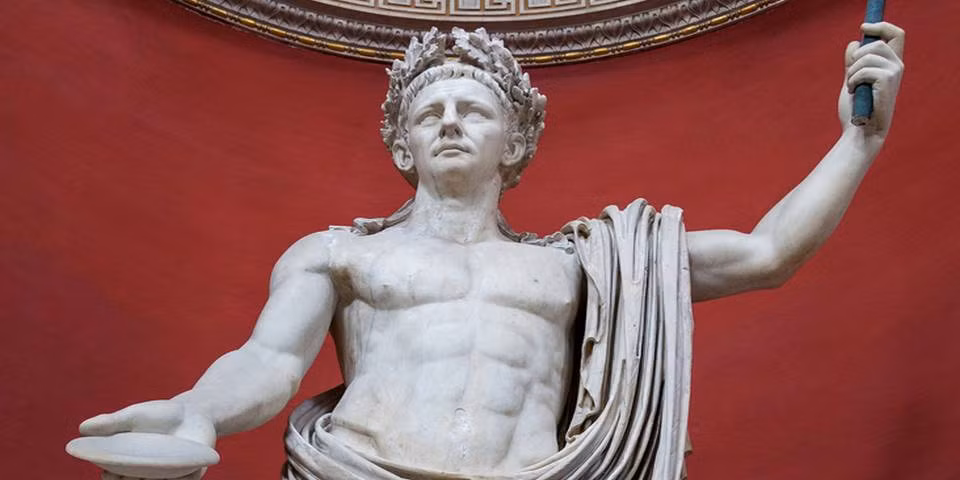 Tuy nhiên khuôn mặt lại không phải bất kỳ vị pharaoh Ai Cập nào, thậm chí không giống người Ai Cập. Nhưng nó rất quen thuộc.