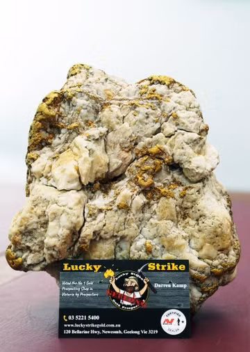 Nó được gọi là “Cục đá vàng May mắn” được đưa tới cửa hàng Lucky Strike Gold vào cuối năm ngoái và tới tay của chủ cửa hàng Darren Kamp để định giá.