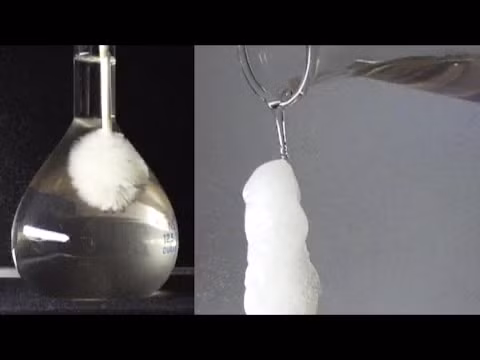 Nhờ tính năng đặc biệt này, hoạt chất sodium acetate thường được sử dụng làm đệm đun nóng, dùng để sưởi ấm mà không cần đốt lửa ở những nơi có nhiệt độ thấp và thường được mang theo bên người.