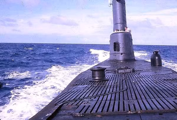 Trước khi tham gia hạn chế cuộc chiến tranh Việt Nam, tàu ngầm USS Bluegill từng hiện diện ở biển Đông trong cuộc chiến chống phát xít Nhật. Tổng cộng từ 1/4/1944 tới 21/6/1945, Bluegill đánh chìm 10 tàu Nhật, bao gồm cả tuần dương hạm hạng nhẹ Yubari. Ảnh: Flick