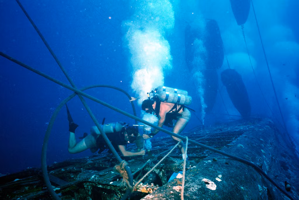 Năm 1971, USS Bluegill bị đánh chìm và neo dưới đáy biển sâu 40m. Trong 13 năm tiếp theo, con tàu được sử dụng cho hoạt động huấn luyện cứu hộ dưới nước. Năm 1983, Bluegill được kéo xuống đáy biển sâu hơn và được nghỉ hưu vĩnh viễn. Ảnh: Flick