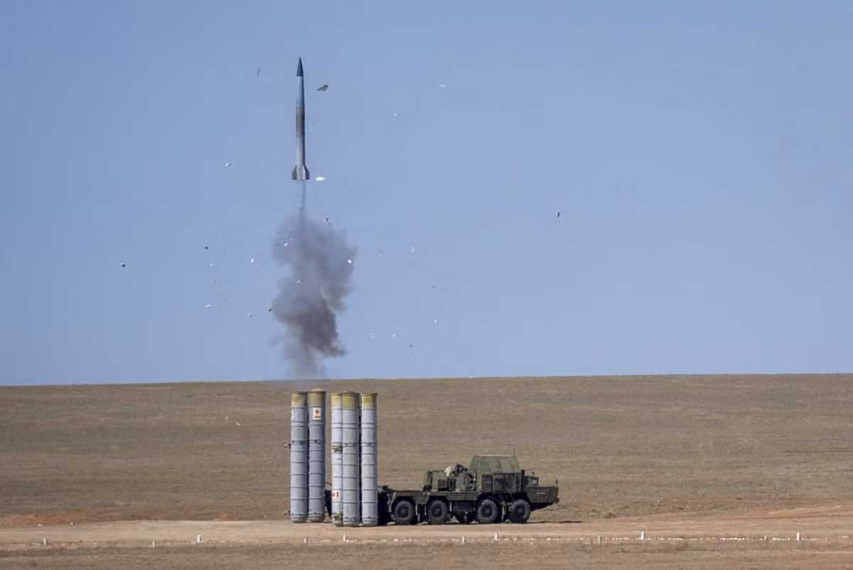 Ngoài sự thua kém về radar, S-300PS cũng có tầm tác chiến kém hơn hẳn so với S-300PMU1/2. Với đạn 5V55R thì tầm bắn của S-300PS đạt 90km với phương thức dẫn đường điều khiển bằng radar bán chủ động. Ảnh: Đạn 5V55 của S-300PS rời bệ phóng bằng phương thức phóng lạnh. Ảnh: Grigory Bedenko