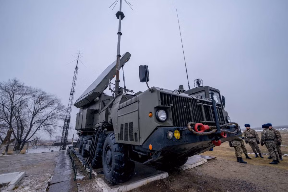 Cận cảnh đài radar điều khiển hỏa lực 30N6 của tổ hợp phòng không S-300PS. Đài có chức năng bắt bám mục tiêu, dẫn đường cho đạn tên lửa. Ảnh: Grigory Bedenko