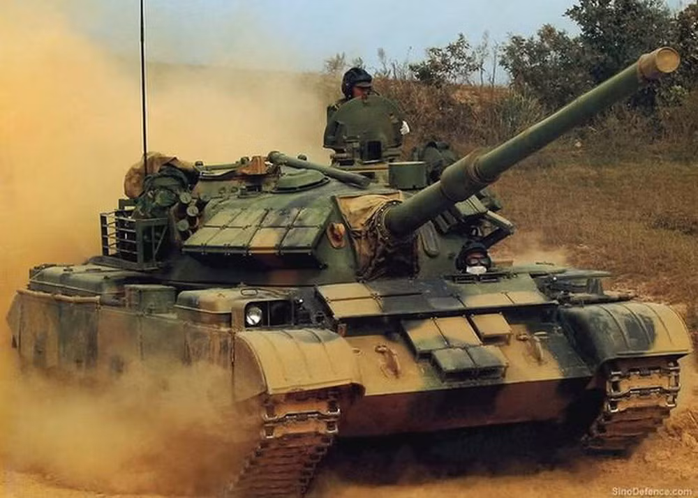 Khả năng cơ động của Type-59D cũng được nâng cao đáng kể khi thay thế động cơ diesel 12150L7, công suất 580 mã lực bằng động cơ V-46-6 V-12, công suất 730 mã lực, nâng cao khả năng cơ động. Ảnh: Phiên bản nâng cấp Type-59D - Nguồn : Wikipedia.