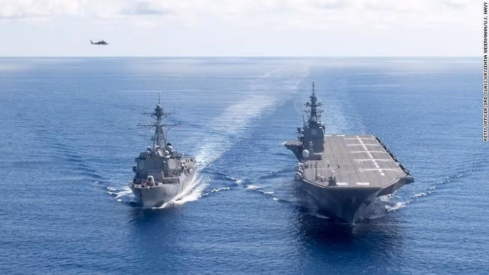 Để có thể biến JS Izumo thành tàu sân bay cho máy bay cất/hạ cánh thẳng đứng (STOVL) F-35B, vì vậy phải có những sửa đổi như gia cố sàn cất hạ/cánh để tăng thêm trọng lượng, bổ sung đèn hàng không và lắp tấm chịu nhiệt trên boong để chịu được sức nóng từ động cơ F-35B. Ảnh: Tàu JS Izumo- Nguồn: Wikipedia.
