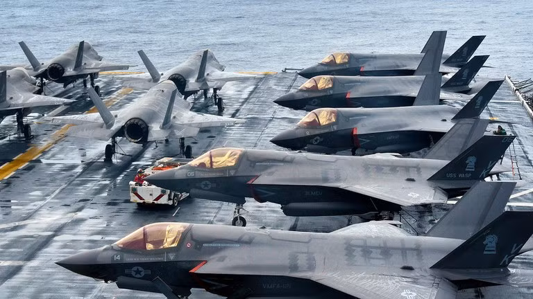 Hiện nay Nhật Bản đã ký với Mỹ mua 6 chiếc F-35B với tổng trị giá là 737,8 triệu USD và nhận máy bay ngay trong năm 2020; dự kiến Nhật Bản sẽ mua tổng cộng 42 chiếc F-35B. Ảnh: Máy bay F-35 trên tàu Hải quân Mỹ- Nguồn: Hải quân Mỹ.