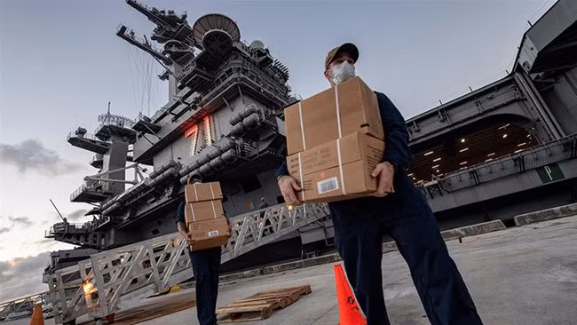 Trước đó, Hạm đội Thái Bình Dương thông báo, biên đội tàu sân bay USS Nimitz đã được triển khai từ TP. San Diego (bang California) vào ngày 8/6 để hỗ trợ các hoạt động an ninh hàng hải. Tàu sân bay USS Theodore Roosevelt quay trở lại nhận nhiệm vụ sau hơn 2 tháng ở ngoài khơi Guam vì ảnh hưởng của dịch COVID-19 lây lan giữa các thủy thủ. Ảnh: Tàu sân bay USS Theodore Roosevelt của Mỹ.