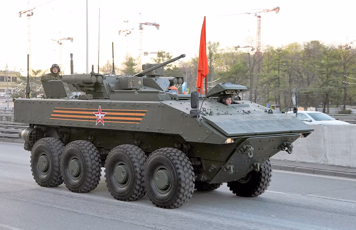 ACV bánh lốp thế hệ mới Bumerang là một trong những trang bị nòng cốt của chương trình hiện đại hóa Lục quân Nga và là một thiết kế hoàn toàn mới, không dựa trên bất kỳ loại xe bọc thép nào trước đây của Nga. Ảnh: ACV Bumerang - Nguồn: Wikipedia.
