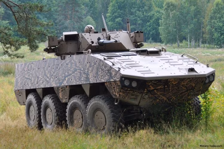 Phiên bản chiến đấu là Patria AMV P2 được trang bị tháp pháo 2 người LAV 30 với pháo 30 mm Bushmaster, súng máy đồng trục 7,62 mm và kính ngắm toàn cảnh ngày, đêm. Phiên bản mới nhất, Patria AMVXP được trang bị động cơ công suất 543 mã lực. Xe có khối lượng chiến đấu tối đa 30 tấn và có thể mang tải 13 tấn, kíp chiến đấu 13 người. Ảnh: ACV Patria AMV - Nguồn: pinterest