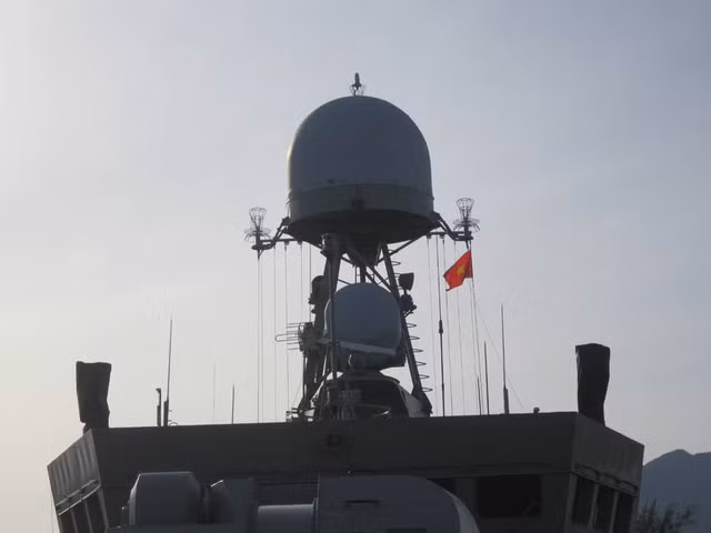 Thứ tư là loại radar cảnh giới trên không trên biển của BPS-500 là loại MR-352 ME1 tương tự như radar của Gepard 3.9 và hiện đại hơn so với MR-352 E của Molniya, lại được đặt trong nón chụp bảo vệ bên ngoài giúp nó an toàn hơn dưới tác động của thời tiết. Ảnh: Cận cảnh đài radar MR-352 ME1 của tàu tên lửa BPS-500 số hiệu 381.