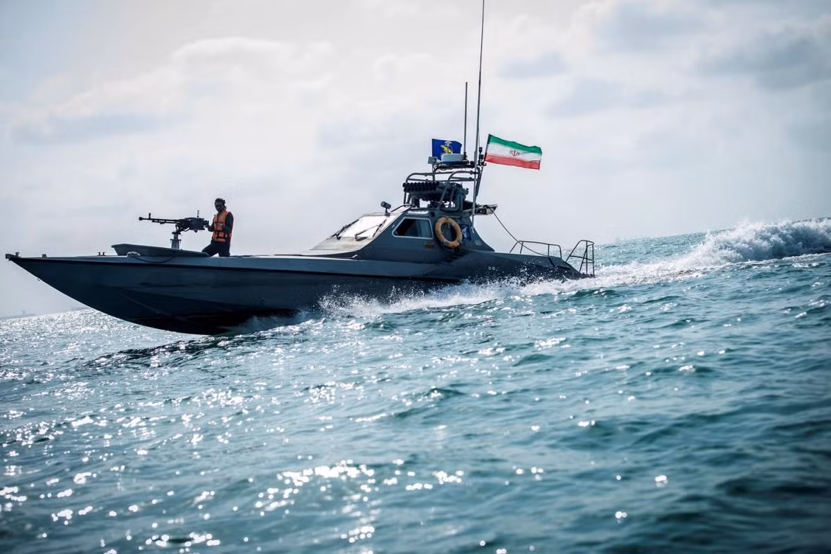Dù chức năng của IRGC với Hải quân Iran chồng chéo nhau về trách nhiệm, nhiệm vụ, nhưng có sự khác biệt lớn về trang bị và cách thức chiến đấu. Hải quân IRGC nổi bật với trang bị số lượng lớn tàu, xuồng tấn công nhanh, nhỏ, phù hợp với kiểu tấn công du kích, tác chiến bất đối xứng. Ảnh: Wikipedia