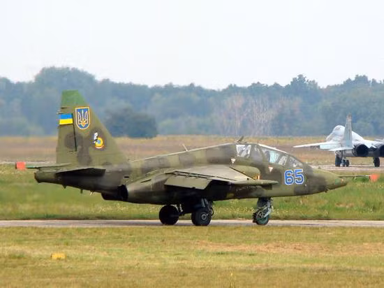 Ukraine là quốc gia được thừa hưởng từ Liên Xô số máy bay chiến đấu nhiều thứ hai (chỉ sau Nga); nhưng suốt một thời gian dài, quốc gia này đã sống dựa vào nhưng di sản của Liên Xô để lại; số máy bay được thừa hưởng từ Liên Xô, số thì bán, số thì không được bảo quản bảo dưỡng, dẫn đến không thể bay và số dự trữ trong kho thì đã hết. Ảnh: Không quân Ukraine vẫn dùng những chiếc Su-24 cổ lỗ - Nguồn: Sina