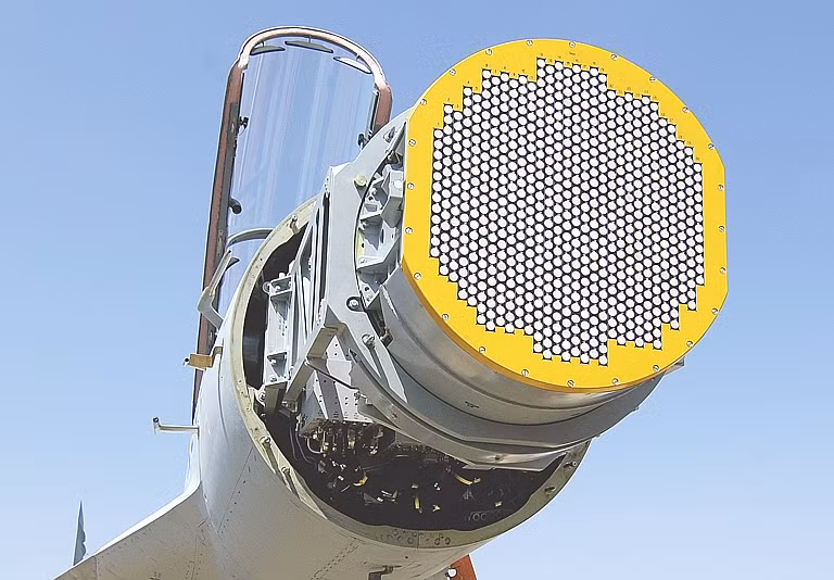 Nhưng đen đủi cho Ukraine là họ không có nhà sản xuất radar hàng không nào như "Faztron" của Nga và cũng không có kinh nghiệm trên lĩnh vực này; với tiềm lực hiện tại, ngành hàng không của Ukraine chỉ có thể đại tu, nâng cấp đơn giản với loại máy bay MiG-29. Ảnh: Radar Faztron của Nga lắp trên các máy bay chiến đấu - Nguồn: Wikipedia