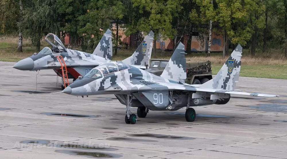 Từ lý do trên, buộc Ukraine phải tiến hành nâng cấp những máy bay chiến đấu đã hết, hoặc gần hết niên hạn sử dụng. Đây là việc làm lãng phí và tiềm ẩn những rủi ro hàng không hết sức nguy hiểm, do số giờ bay của máy bay chiến đấu được chế tạo dưới thời Liên Xô rất ngắn; nhưng Ukraine còn lựa chọn nào khác. Ảnh: MiG-29MU1 của Ukraine - Nguồn: Sina