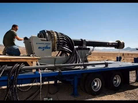 Pháo điện từ có thể có nhiều dạng khác nhau, dạng phổ biến nhất có cấu tạo cơ bản gồm 3 phần chính: nguồn điện, 2 ray dẫn kim loại song song, và phần lõi dẫn điện, có thể trượt dọc theo 2 thanh ray trên.