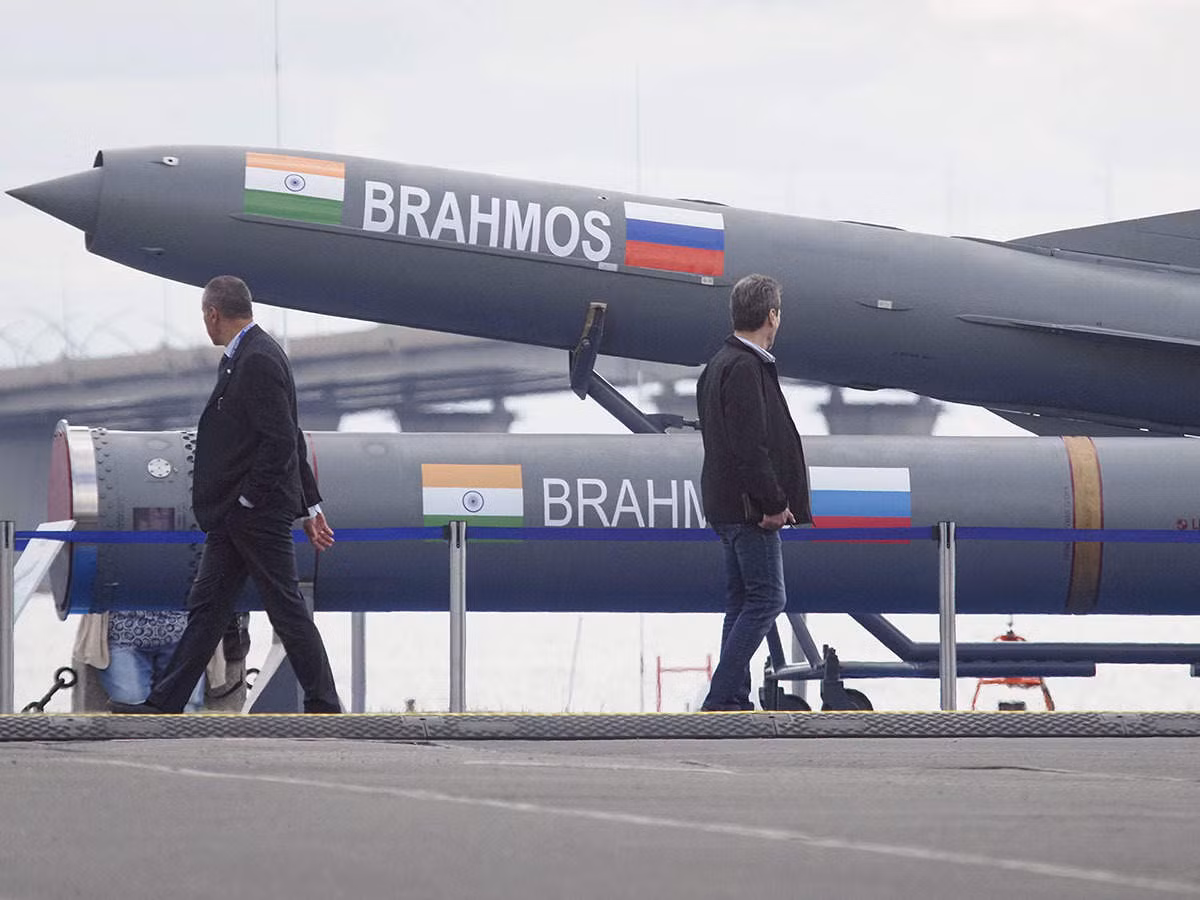 Tên lửa hành trình siêu thanh Brahmos: Loại tên lửa này được hợp tác phát triển bởi Nga và Ấn Độ dựa trên tên lửa siêu thanh P-800. Nó có cả biến thể được sử dụng trên tàu chiến và cả biến thể sử dụng bởi máy bay chiến đấu. Với tốc độ cực cao, tối đa lên tối Mach 3 cùng hệ thống dẫn đường cực kỳ tiên tiến, độ chính xác của loại tên lửa này là vô cùng đáng tin cậy. Ảnh: Tên lửa Brahmos của Ấn Độ.