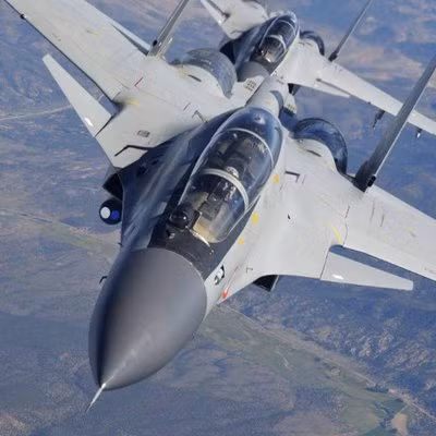 Chiến đấu cơ Su-30 MKI: Hiện nay với hơn 250 chiếc đang có trong biên chế Không quân Ấn Độ cùng kế hoạch mua tiếp hàng chục chiếc khác, Su-30 MKI chính là xương sống của lực lượng máy bay chiến đấu của nước này cũng như là mẫu tiêm kích có khả năng tác chiến cao nhất mà Ấn Độ sở hữu. Ảnh: Tiêm kích Su-30MKI.