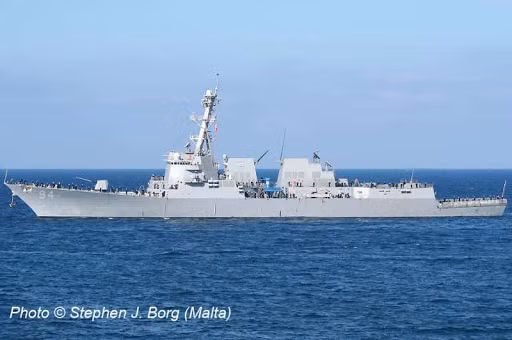 Tàu cũng có thể triển khai và mang theo hai trực thăng SH-60 Seahawk cho nhiệm vụ chống ngầm và tìm kiếm, bao quát trên biển. Ảnh: Tàu USS Nitze.