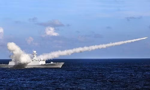 Nếu lấy những nhân tố trên làm tiêu chuẩn phán đoán, thì thời gian thiết lập vùng nhận diện phòng không ở Biển Đông, phụ thuộc vào việc Trung Quốc liệu có thể triển khai lực lượng trên không đủ mạnh tới Biển Đông; và liệu Trung Quốc có thể nâng cao năng lực tình báo, trinh sát và giám sát đối với khu vực này hay không. Ảnh: Tàu chiến Trung Quốc phóng tên lửa trong một đợt tập trận ở Biển Đông hồi năm 2016.