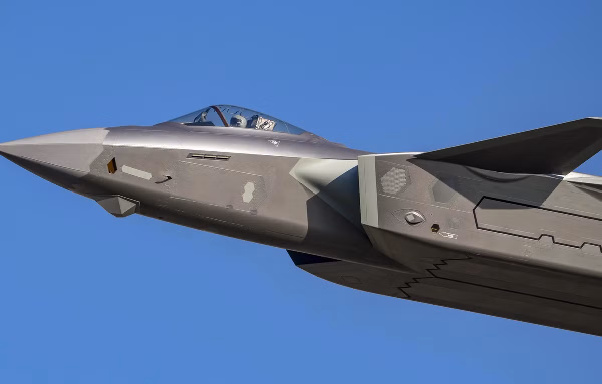 Về J-20, đây là một tiêm kích tốc độ cao có thể vượt qua Mach 2 một cách dễ dàng, đồng thời sử dụng công nghệ tàng hình tiên tiến. Mặt ngang và phía sau của J-20 là rất nhỏ khiến nó cực kỳ khó để khóa mục tiêu. Dù cho cả J-20 và Rafale đều được trang bị radar mảng pha hiện đại, tuy nhiên với kích thước lớn hơn đối thủ gấp đôi của mình, J-20 được cho là có thể mang radar lớn hơn, mạnh hơn, đảm bảo lợi thế đáng kể cho máy bay của Trung Quốc. Ảnh: Cận cảnh buồng lái của tiêm kích J-20 Trung Quốc.
