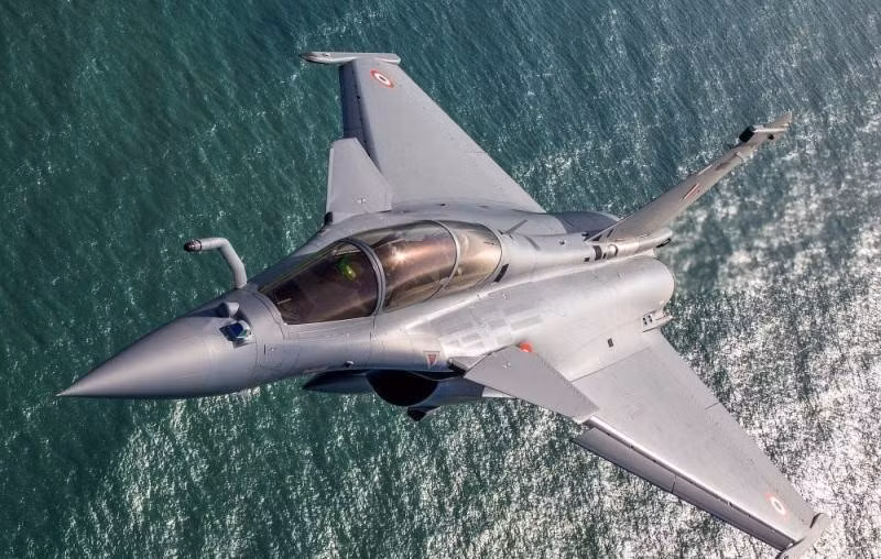 J-20 cũng là chiến đấu cơ tiên tiến hơn, đạt chuẩn thế hệ thứ năm và có thể so sánh với F-22, F-35 của Hoa Kỳ hay Su-57 của Nga. Trong khi đó, Rafale của Ấn Độ chỉ được đánh giá là máy bay chiến đấu thế hệ 4+ chỉ có thể sánh ngang với J-11 của Trung Quốc hay F/A-18E của Mỹ. Ảnh: Máy bay tiêm kích Rafale mới của Ấn Độ.