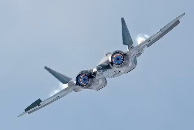 Như vậy con đường phát triển của Su-57 giống như J-20 của Trung Quốc, đó là sử dụng động cơ của động cơ thế hệ thứ tư để sản xuất hàng loạt máy bay trước, và đợi cho đến khi động cơ thế hệ thứ năm hoàn chỉnh sẽ tiến hành nâng cấp.
