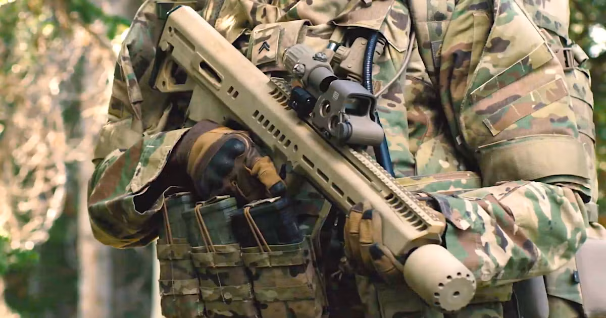 Mẫu súng RM277 của hãng General Dynamics sở dụng thiết kế kiểu Bullup khá độc đáo (băng đạn nằm sau cò súng), là kiểu thiết kế chưa từng được biên chế trong quân đội Mỹ, kiểu thiết kế này giúp cho chiều dài tổng thể của súng ngắn gọn trong khi nòng súng vẫn đạt tiêu chuẩn. Ảnh: RM277 trong quá trình thử nghiệm.