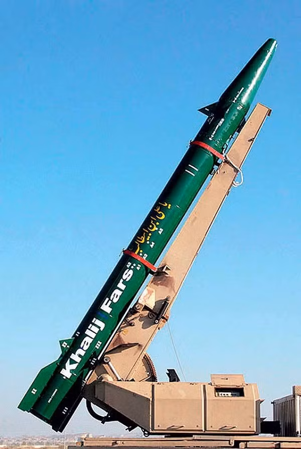 Các tên lửa chống hạm của Iran triển khai trên bờ phần lớn là các loại tên lửa chống hạm hạng nặng; ví dụ loại tên lửa đạn đạo chống hạm Khalij Fars công bố năm 2011, được phát triển trên cơ sở tên lửa đạn đạo Fatah 110, với tầm bắn khoảng 300 km, về cơ bản có thể bao phủ Vịnh Ba Tư. Iran tin rằng tên lửa chống hạm này có thể tấn công hiệu quả các tàu sân bay Mỹ.