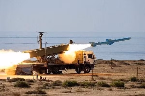 Phía đông của vịnh này là bờ biển Iran và eo biển Hormuz, có vị trí lõm về phía Iran. Nếu Iran cố gắng chặn eo biển này, các tàu đi qua eo biển này sẽ nằm gọn trong tầm khống chế của tên lửa chống hạm và pháo bờ biển của Iran.
