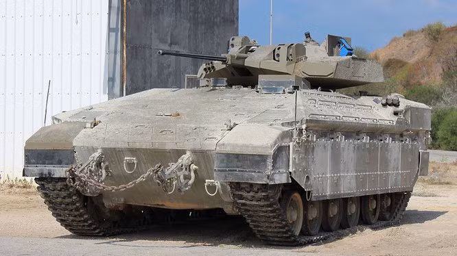 Để bảo vệ binh sĩ trên chiến trường, Israel đã phát triển loại xe chiến đấu bộ binh hạng nặng Namer, được cải tạo từ các xe tăng cũ của Israel. Những phiên bản Namer đầu tiên được cải tiến từ những chiếc xe tăng T-54 mà Israel thu được trong các cuộc chiến với người Arab; sau này người Israel đã cải tạo từ chính các loại xe tăng chiến đấu hạng nặng Merkava do Israel chế tạo.