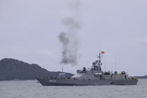 Pháo hạm AK-176 do TSNII Burevestnik thiết kế năm 1971, bắt đầu được sản xuất hàng loạt từ năm 1977 bởi nhà máy chế tạo máy Gorky (Liên Xô). Đến nay, AK-176 vẫn tiếp tục được sản xuất để trang bị thêm các tàu chiến mới của Hải quân Nga và phục vụ xuất khẩu tới nhiều nước khác. Sức mạnh của nó được đánh giá tương đương với khẩu OTO Melara 76,2mm của Italy – khẩu pháo tiêu chuẩn trên các tàu hộ vệ/khinh hạm của các nước NATO. Ảnh: Báo Bình Phước