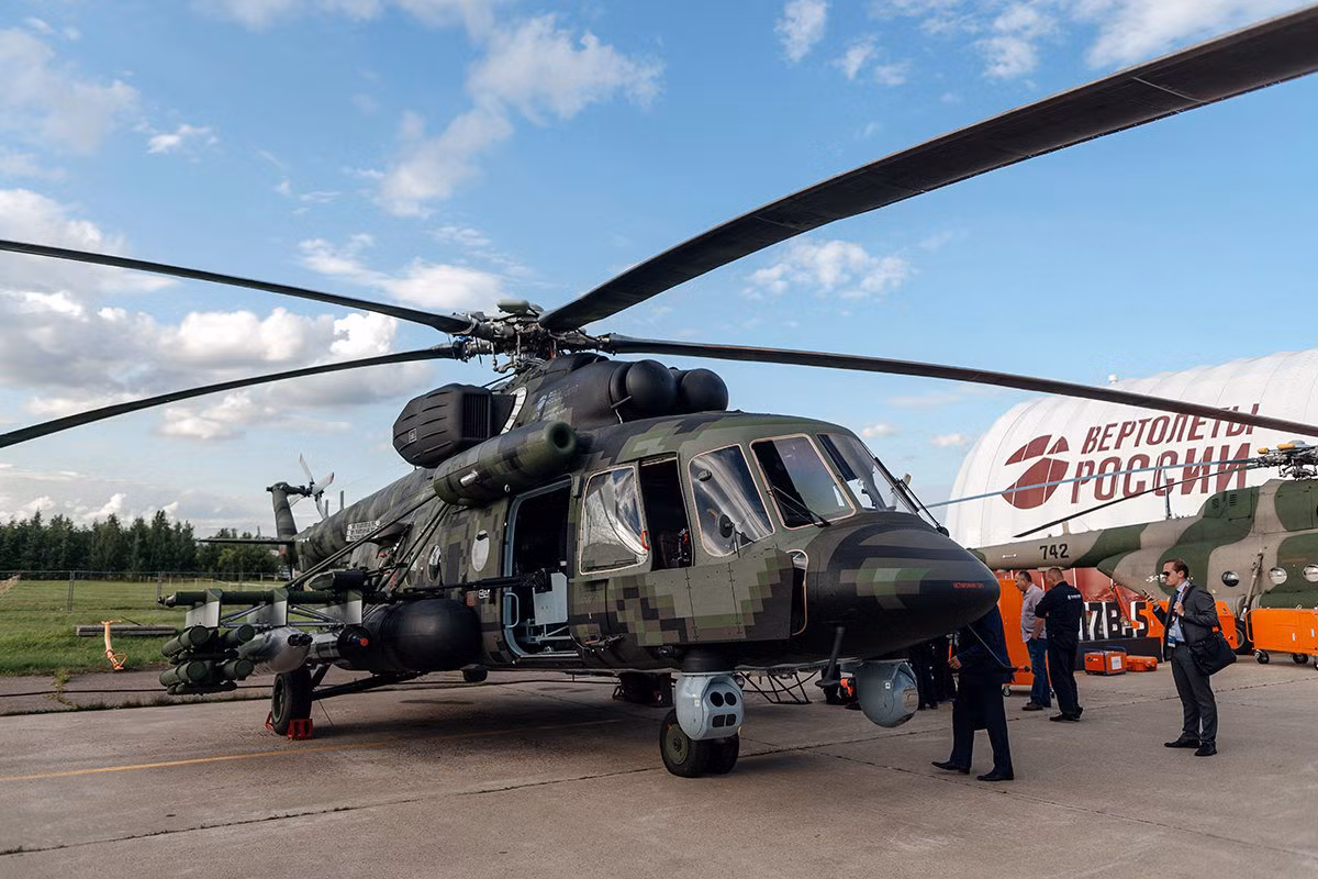 Theo Công ty Trực thăng Nga, việc sản xuất hàng loạt và chuyển giao máy bay trực thăng Mi-171Sh và Mi-171Sh-VN sẽ bắt đầu vào năm 2022. Mi-171Sh-VN có thể coi là nỗ lực cải tiến mới nhất của dòng trực thăng cải tiến Mi-8AMTsh của Nga, sau quá trình đúc kết kinh nghiệm thực tế chiến đấu trên chiến trường Syria. Ảnh: Trực thăng Mi-171Sh VN - Nguồn: TASS