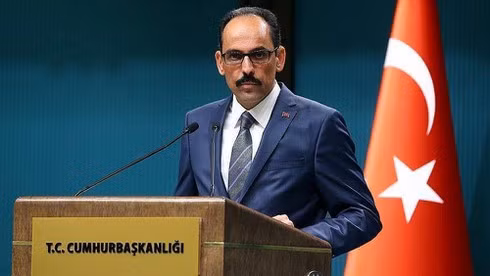 Trong khi đó, ông Ibrahim Kalin, phát ngôn viên của Tổng thống Recep Tayyip Erdogan cảnh báo, Thổ Nhĩ Kỳ sẽ đáp trả bất kỳ cuộc tấn công nào theo cách mạnh nhất họ, quân đội nước này đã chuẩn bị tốt để bảo vệ các địa điểm dưới sự bảo vệ của hệ thống phòng không mà Thổ Nhĩ Kỳ đã đưa tới Libya và hỏa lực từ tàu chiến của Thổ Nhĩ Kỳ được triển khai gần thủ đô Tripoli của Libya. Ảnh: Phát ngôn viên của Tổng thống Thổ Nhĩ Kỳ Ibrahim Kalin.
