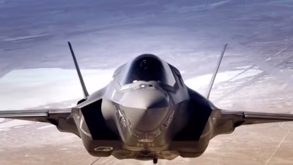 Phiên bản F-35 mà Singapore mua là F-35B, đây là biến thể cất, hạ cánh trên đường băng ngắn và có thể cất, hạ cánh thẳng đứng. F-35B thường được sử dụng bởi Hải quân và Thủy quân lục chiến, do khả năng triển khai linh hoạt từ các tàu đổ bộ, hay tàu sân bay cỡ nhỏ. Quân đội Singapore không sở hữu tàu sân bay, nhưng F-35B vẫn rất phù hợp, khi được triển khai từ các cơ sở quân sự nhỏ, bí mật của Singapore.