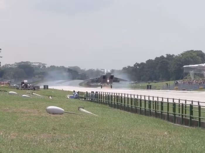 Trong cuộc diễn tập Torrentvào năm 2016, Không quân Singapore (RSAF) đã triển khai máy bay chiến đấu F-15 và F-16, cất và hạ cánh từ đường Lim Chu Kang, một con đường dài bên ngoài thành phố, gần căn cứ không quân Tengah của nước này.