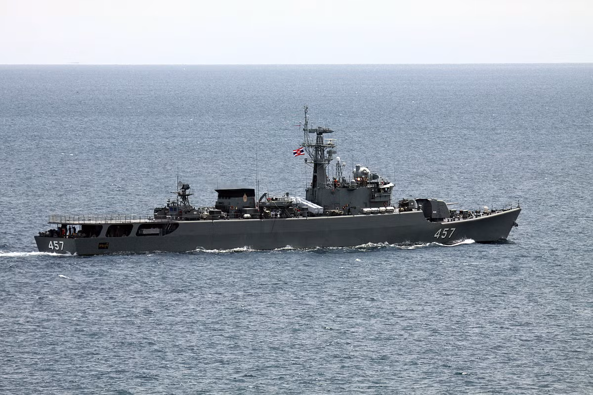 Hải quân Hoàng gia Thái Lan đã nhận bốn khinh hạm Type 053T (Thái Lan gọi là lớp Chao Phraya) mới vào đầu những năm 1990, mỗi chiếc có chi phí khoảng 2 tỷ Bath. Hai chiếc cuối cùng mang số hiệu 457 và 458 được trang bị thêm sàn đáp trực thăng nhưng không có hangar để tiếp nhận. Đồng nghĩa với đó là loại bỏ 1 pháo 100mm nòng đôi và 2 pháo phòng không 37mm ở đuôi tàu ngằm lấy diện tích. Ảnh: Cận cảnh sàn đáp trực thăng trên tàu 457.