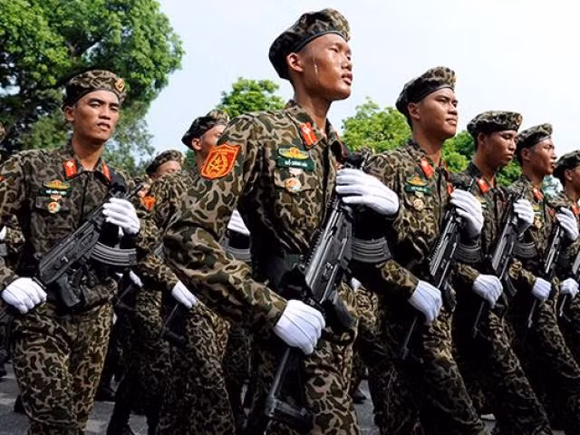 Như vậy, có thể thấy rằng, bộ đội đặc công Việt Nam hiện nay đã được trang bị những loại súng trường tấn công hiện đại, có uy lực mạnh, phù hợp với yêu cầu những nhiệm vụ đặc thù, nâng cao đáng kể khả năng tác chiến của người lính. Ảnh: Bộ đội đặc công biệt động với súng trường Galil Ace 31 trong buổi lễ diễu binh.