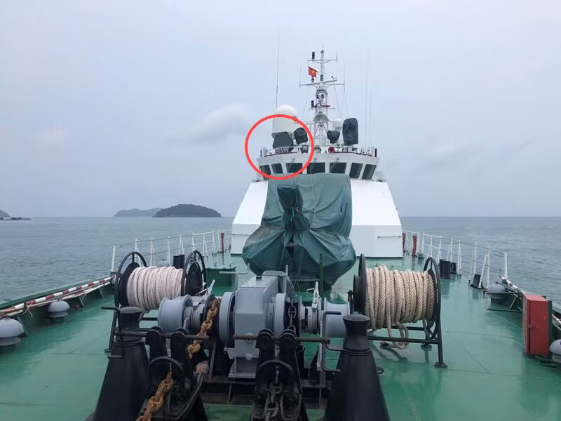 Hệ thống này có thể phát ra âm thanh cảnh báo hoặc tấn công ở mức phi sát thương với các tàu đang xâm phạm trái phép. Hiện nay, trên một số tàu cảnh sát biển Việt Nam đã được trang bị mẫu LRAD 1000Xi. Ảnh: Hệ thống LRAF (khoang tròn đỏ) trên tàu tuần tra TT-400 của cảnh sát biển Việt Nam. Nguồn: Thanh Niên.