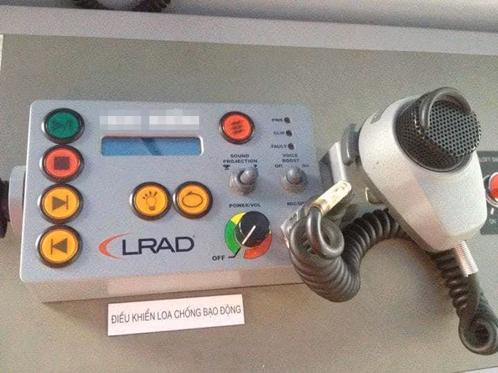 Ảnh: Cận cảnh bảng điều khiển hệ thống LRAD trên tàu DN-2000 của cảnh sát biển Việt Nam. Có thể thấy, ngoài chức năng phát ra những âm thanh cao tần, hệ thống còn được sử dụng như một loa phóng thanh công suất lớn với Mirco cho nhiệm vụ tuyên truyền thông điệp của lực lượng chấp pháp Việt Nam cho đối phương trên biển.
