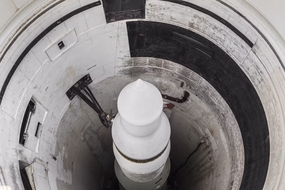 Minuteman 3 được phóng từ hầm phóng (silo) từ dưới lòng đất; đây là mô hình triển khai tên lửa chiến lược thường được sử dụng bởi Mỹ và Liên Xô trong chiến tranh Lạnh. Ảnh: ICBM Minuteman-3 trong hầm phóng - Nguồn: Wikipedia